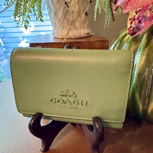 Coach Micro Green Leather Wallet NWOT - Picture 1 of 10